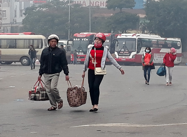 Người dân lỉnh kỉnh đồ đạc đổ về bến xe Mỹ Đình về quê ăn Tết